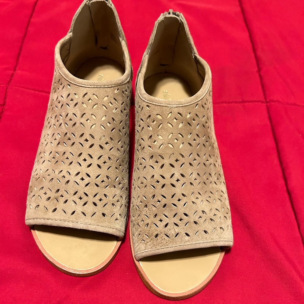 Violet & Red Sandals
Wedge Laser Cut Pippa Suede Stitch Fix
Size 7M Tan